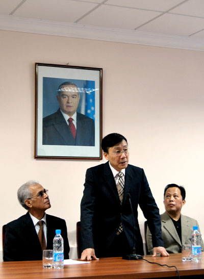 驻乌兹别克斯坦大使张霄出席乌国立世界语言大
