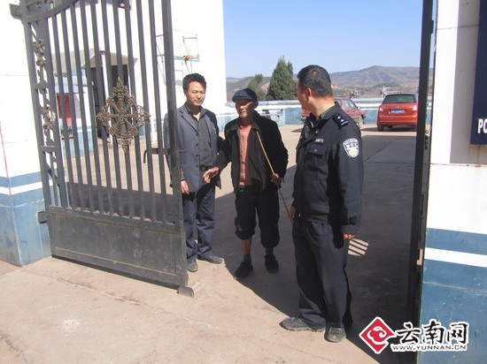 将老人交由儿子带回 云南网讯(记者 杨之辉 通讯员 陈云燕 周银)为全力做好春运安保工作,认真践行人民警察为人民服务的宗旨,禄丰站派出所积极为群众做好事,赢得了群众的好评和认可。 2月16日14时50分,禄丰站派出所民警彭绍猷在禄丰车站广场巡视时,发现广场上一老人神情恍惚、精神异常在广场上徘徊,彭绍猷随即上前询问老人是否需要帮助,老人因年纪较大语无伦次,一直念叨着要走回儿子家,但又说不清楚家在哪个方向,要怎么走,最后在民警耐心的询问下终于听清楚老人的儿子名字,民警急群众所急,及时通过信息平台,查到了老