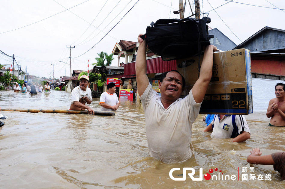 印尼暴雨引发洪灾及山体滑坡 至少15人死亡81