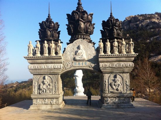 from:崂山华严寺庙会引2万游客_山东