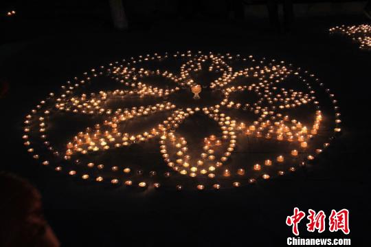 原标题:西安民众广仁寺同祈福 酥油灯万盏映吉祥 图为代表佛教的莲花