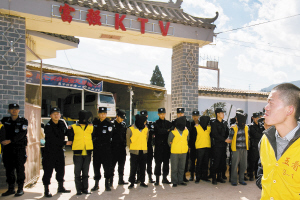 一男子和会所老板起冲突 其妻喊来80人打砸K