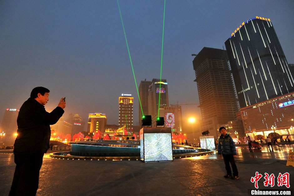 四川成都天府广场激光秀 与城市夜景相映生辉