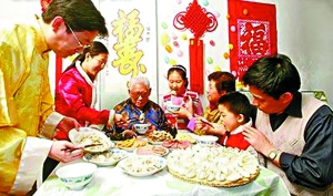 一家人围在一起包饺子正是传统春节文化核心情字