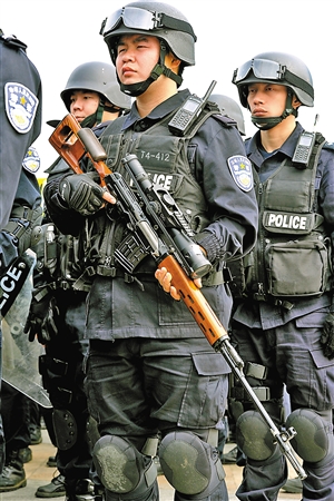 深圳特警 荷枪实弹出街巡逻