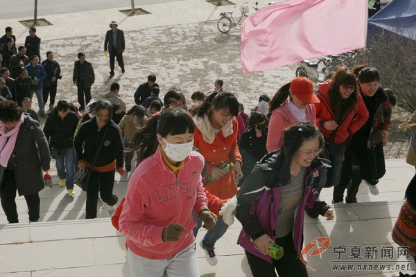 宁夏师范学院开展三·八国际劳动妇女节登山