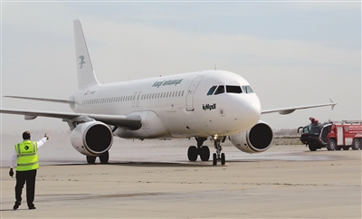 宣布,伊拉克国家航空公司(伊拉克航空)当天恢复飞往邻国科威特的航班