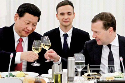 习近平谈发展道路:鞋子合不合脚, 穿着才知道