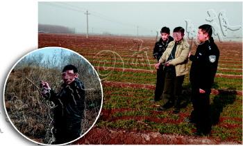 盗墓贼用金属探测仪踩点