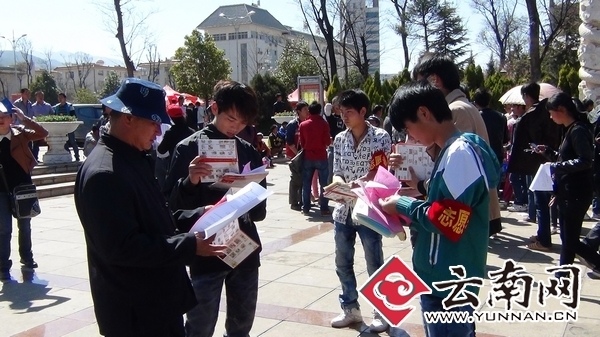 云南会泽消防志愿者消防志愿者安全宣传送进家