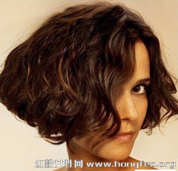 <em>女生短卷发发型</em>