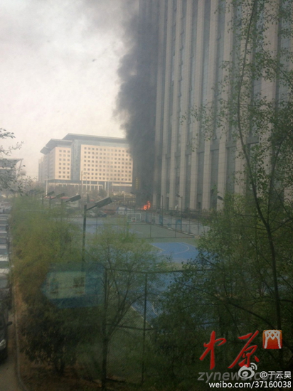 郑州市美盛中心新建写字楼起火 消防到达现场
