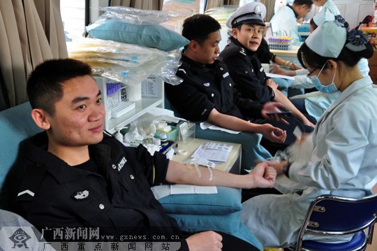 南宁300多名民警雷锋日无偿献血(组图)