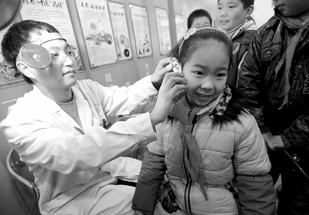 门诊半天来了10多个患中耳炎儿童 感冒耳朵痛