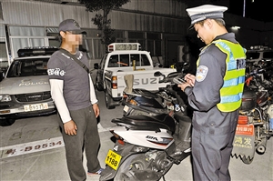 学生疯狂炫耀摩托车技 交警奉劝别拿命玩心跳