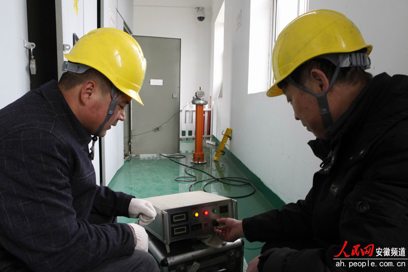 砀山县供电公司员工对变电站避雷器进行耐压试验 人民网讯 2月27日