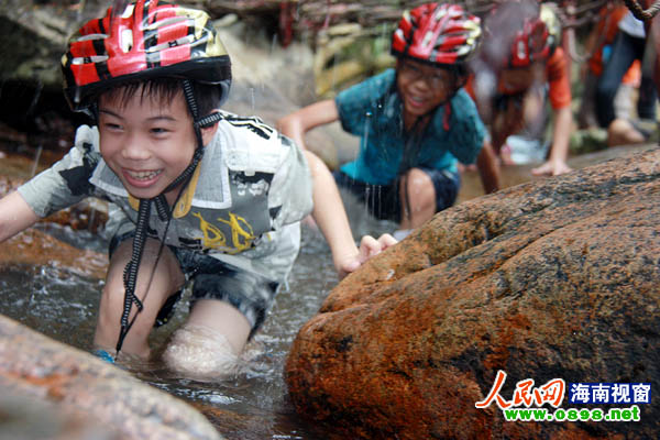 呀诺达 踏瀑戏水 升温 游客体验清凉与刺激