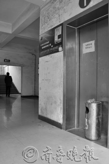 　　中关村科技城E座出事电梯已经关闭,电梯门口放了一个垃圾桶,门上张贴着“电梯检修,暂停运行”的告示。(大图)　　王女士躺在医院接受治疗。(小图)　　　本报记者　王鸿哲　摄