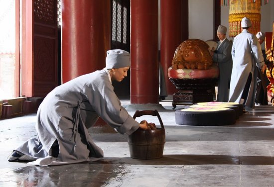 孙俪双膝跪地擦地赵薇<em>被鞭刑</em> 细数剧中落魄美
