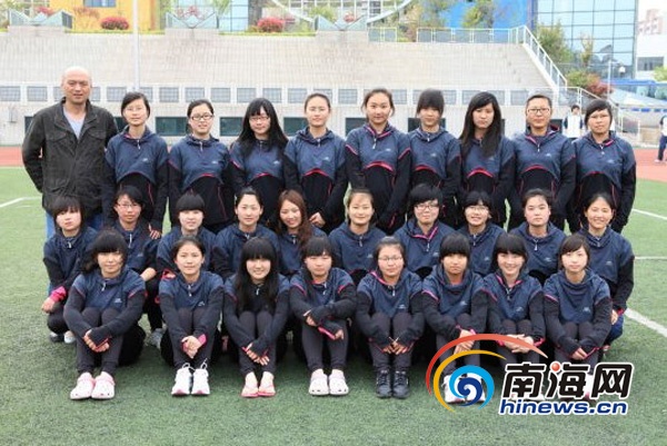 南京卫生学校天翼女子龙舟队的合影