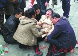 救人失踪武警郑益龙的母亲妻子珠江边相拥痛哭