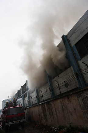 东莞寮步镇西溪村一纸品厂失火 黑烟冲天