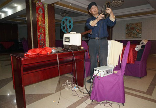 天津百姓争相学习雷锋事迹