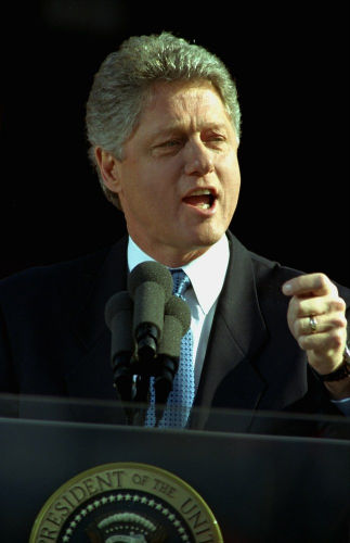 美国前总统克林顿:与《婚姻保护法案》说再见正当其时