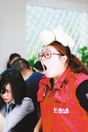 影楼新宠儿童引导师 卖萌装傻只为逗宝宝笑