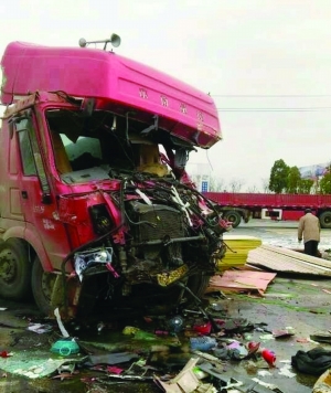 东台昨发生三车相撞事故,致1人死亡