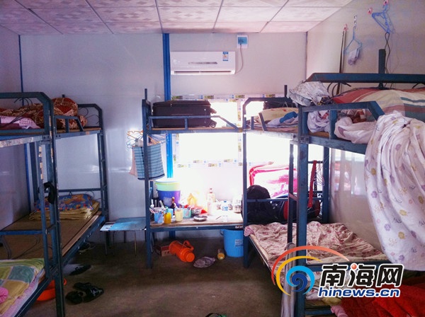海南国兴中学高一男生居住的板房宿舍