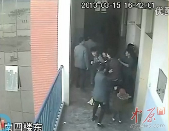 河南民权县公安局退休干部带人入校打昏学生(