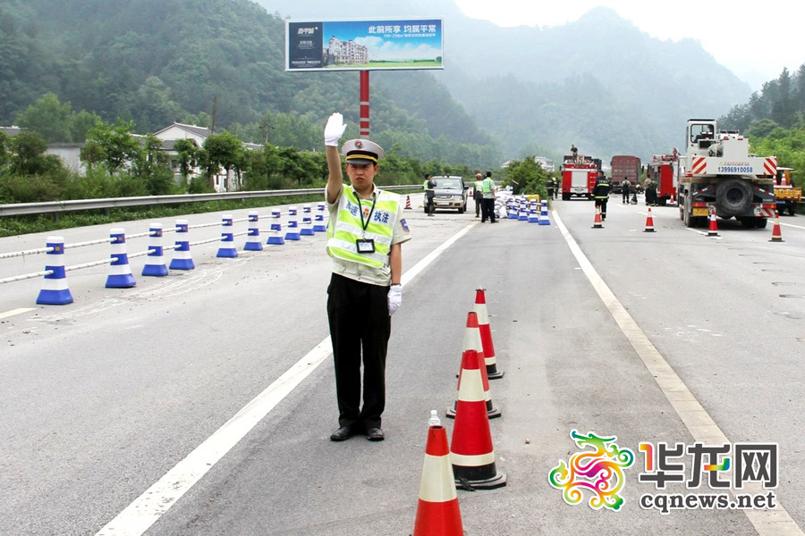 执法要严明也要温情 "雷锋式铁军"为高速出行护航(图)