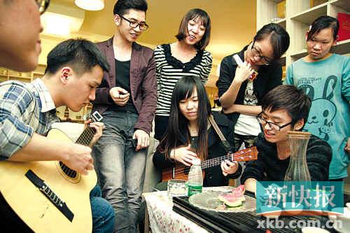 百余白领合伙开咖啡馆 试营业收入赠重病女生