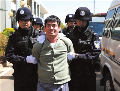 昨天,4名罪犯在云南昆明被押赴刑场执行死刑.新华社发