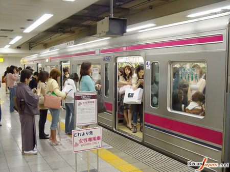 日本设立女性专用车厢引发性别歧视问题?_资