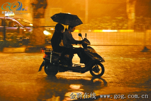 贵阳气象台提醒市民:今天谨防雷电冰雹大风