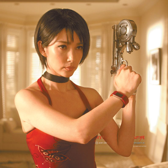 李冰冰在《生化危机5》中大秀中国功夫.(据豆