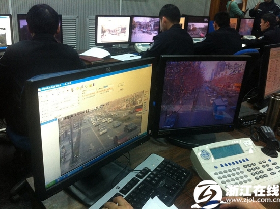 非现场执法成交通整治利剑 火眼 交警电脑前抓