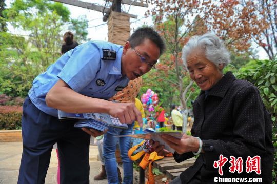 昆明城管谋形象转型 拉近与民众距离