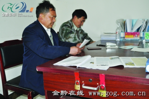 村支书王永军及村主任陈明生赶回办公室图片