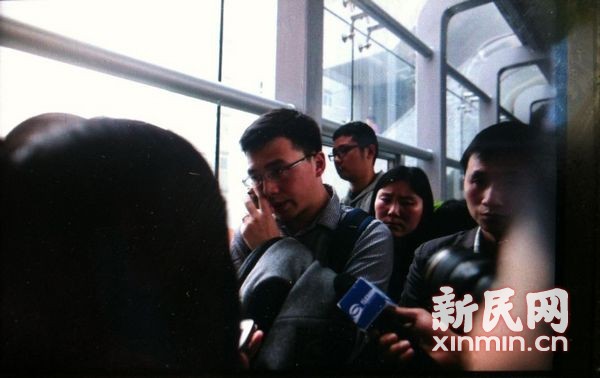 图说：说起黄洋，好友小张（照片中接受采访者）潸然泪下。 新民网记者萧君玮现场回传