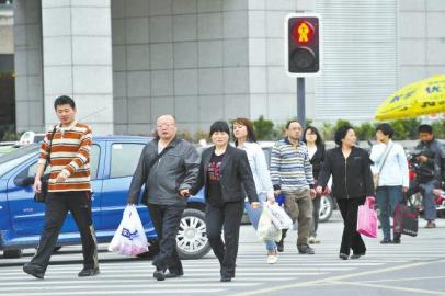 整治"中国式过马路" 北京:带头人罚10元南京:一天处罚
