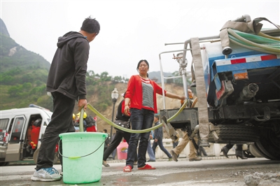 雅安芦山多少人口_...援人员在四川省雅安市芦山县地震重灾区龙门乡为受灾居(2)