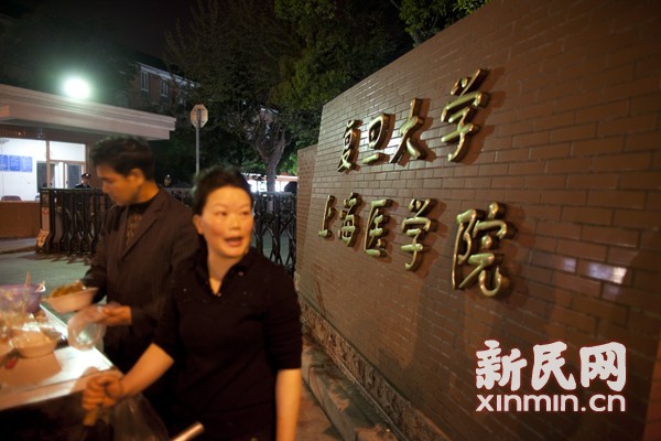 图说：事发复旦大学上海医学院。新民网萧君玮4月15日晚摄