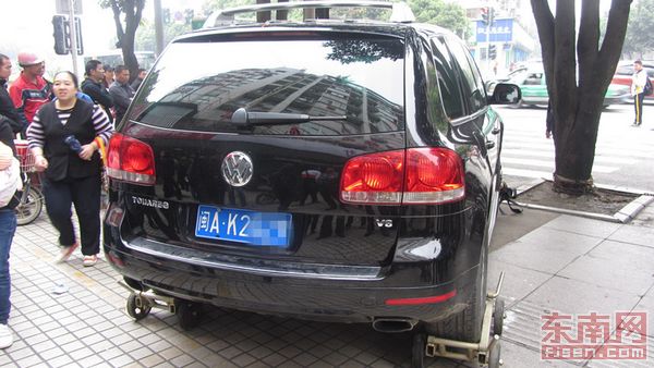 百万豪车违停路边 民警找到车主发现其吸毒还