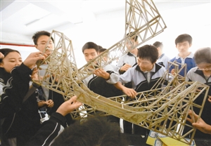 桥梁结构模型设计创作大赛,称桥梁结构模型的重量.