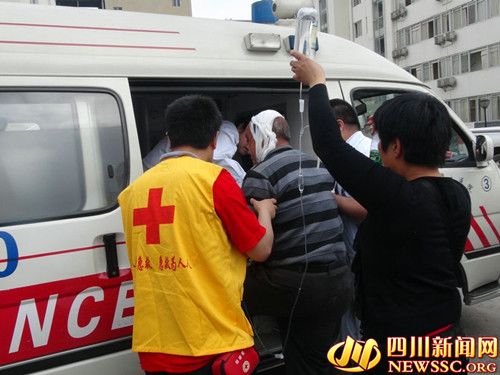 四川省红十字会紧急启动应急预案救援芦山地震