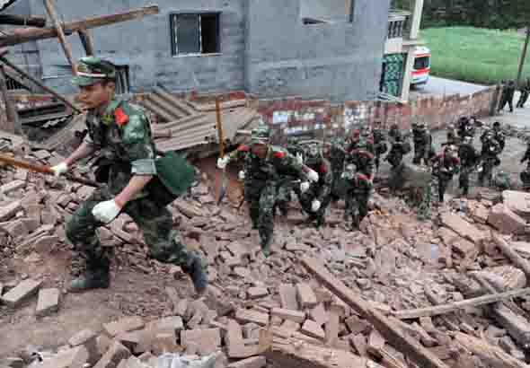 武警部队4000余名官兵紧急驰援四川雅安地震