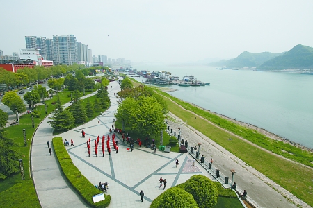 当年宜昌大撤退时的码头如今变成了漂亮的滨江公园. 记者 蒋雨龙摄